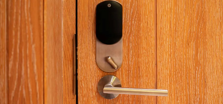 Automatic Locking Door Knob Highland Creek